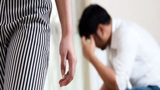 Viral Video: రోడ్డుపై వరద నీటిలో తేలుతున్న వింత ఆకారం.. ఏంటా అని దగ్గరికెళితే..