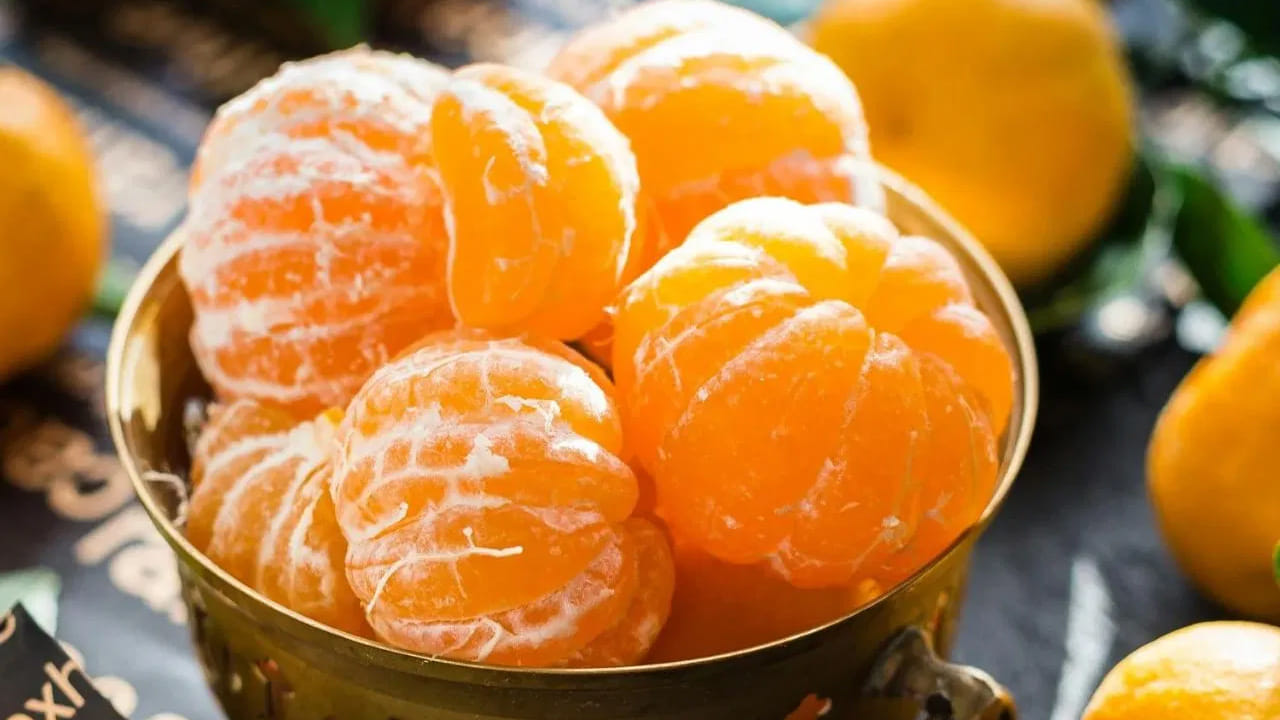 ముఖ్యంగా నారింజ, నిమ్మకాయ వంటి సిట్రస్ పండ్లను రాత్రి సమయంలో తినకూడదు. ఎందుకంటే వీటిలో సిట్రిక్ యాసిడ్ ఉంటుంది. ఇవి ఆమ్లత్వం, గుండెల్లో మంటను కలిగిస్తాయి. కనుక రాత్రి  వీటిని తినొద్దు.   
 