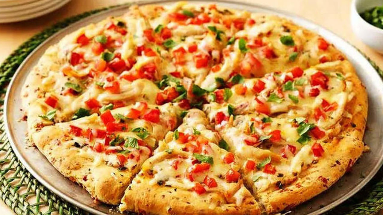 రాత్రి సమయంలో పిజ్జాను తినకూడదు ఎందుకంటే దీనిని పిండి, సుగంధ ద్రవ్యాలతో తయారు చేస్తారు. ఇది జీర్ణం కావడానికి సమయం పడుతుంది. అటువంటి పరిస్థితిలో పిజ్జాని రాత్రి సమయంలో తినడం వలన ఆమ్లత్వం లేదా అజీర్ణం వంటి అనేక సమస్యలు కలిగి నిద్రకు భంగం కలిగిస్తాయి.
