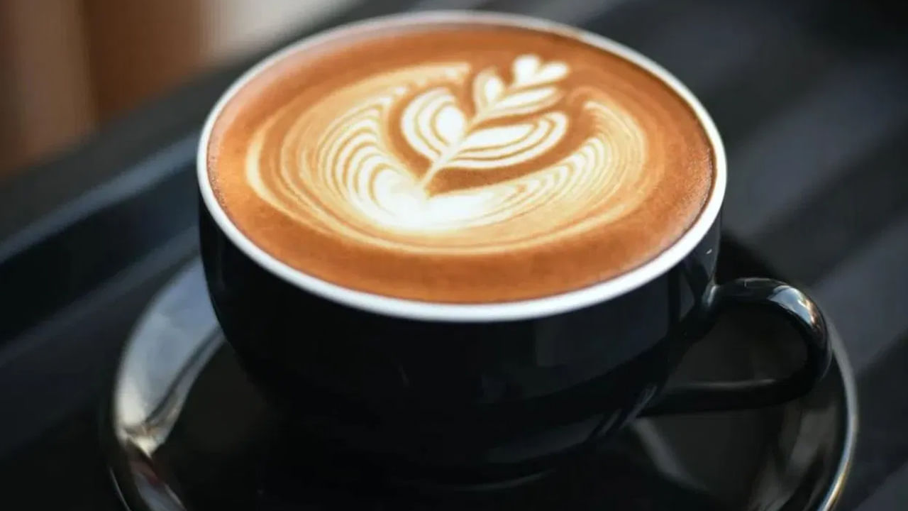  
రాత్రి సమయంలో టీ , కాఫీ లు కూడా తాగకూడదు. ఎందుకంటే ఇందులో కెఫిన్ ఉంటుంది. ఇది మెదడును ఉత్తేజపరుస్తుంది.  నిద్రకు భంగం కలిగిస్తుంది. ఒకవేళ తప్పనిసరిగా టీ కఫీలను తాగాలనిపిస్తే నిద్రపోయే 4 గంటల ముందు కాఫీ లేదా టీ తాగాలి.  