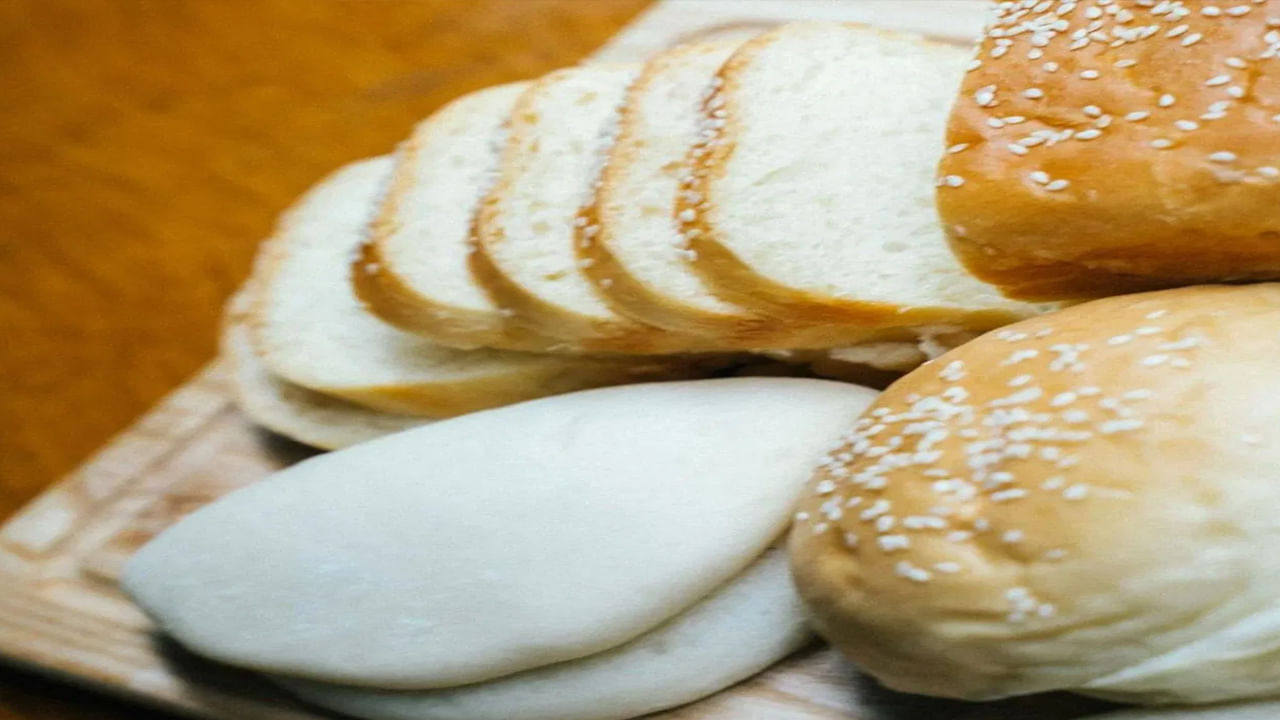 రాత్రి సమయంలో బ్రెడ్ తినొద్దు. ఎందుకంటే ఇందులో శుద్ధి చేసిన కార్బోహైడ్రేట్లు ఉన్నాయి. ఇవి రక్తంలో చక్కెర స్థాయిని వేగంగా పెంచుతాయి, ఆరోగ్యానికి హానికరం. కనుక రాత్రి సమయంలో బ్రెడ్ తినడం మీ నిద్రకు శత్రువుగా మారవచ్చు. 