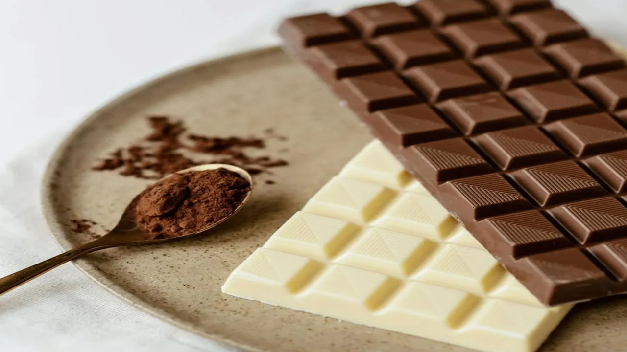 రాత్రి సమయంలో కొన్ని ఆహార పదార్ధాలను పొరపాటున కూడా తినొద్దు. ఎందుకంటే ఈ ఆహార పదార్ధాలను తినడం వలన జీర్ణ సమస్యలే కాదు.. రాత్రి సమయంలో నిద్రలేమి సమస్య వస్తుంది. చాలా మందికి చాక్లెట్ అంటే చాలా ఇష్టం. అయితే రాత్రి చాక్లెట్ ని తినడం వల్ల రక్తంలో చక్కెర స్థాయి పెరుగుతుంది. అంతేకాదు రాత్రి సమయంలో నిద్ర పోవడంలో ఇబ్బంది పడతారని నిపుణులు చెప్పారు.   
