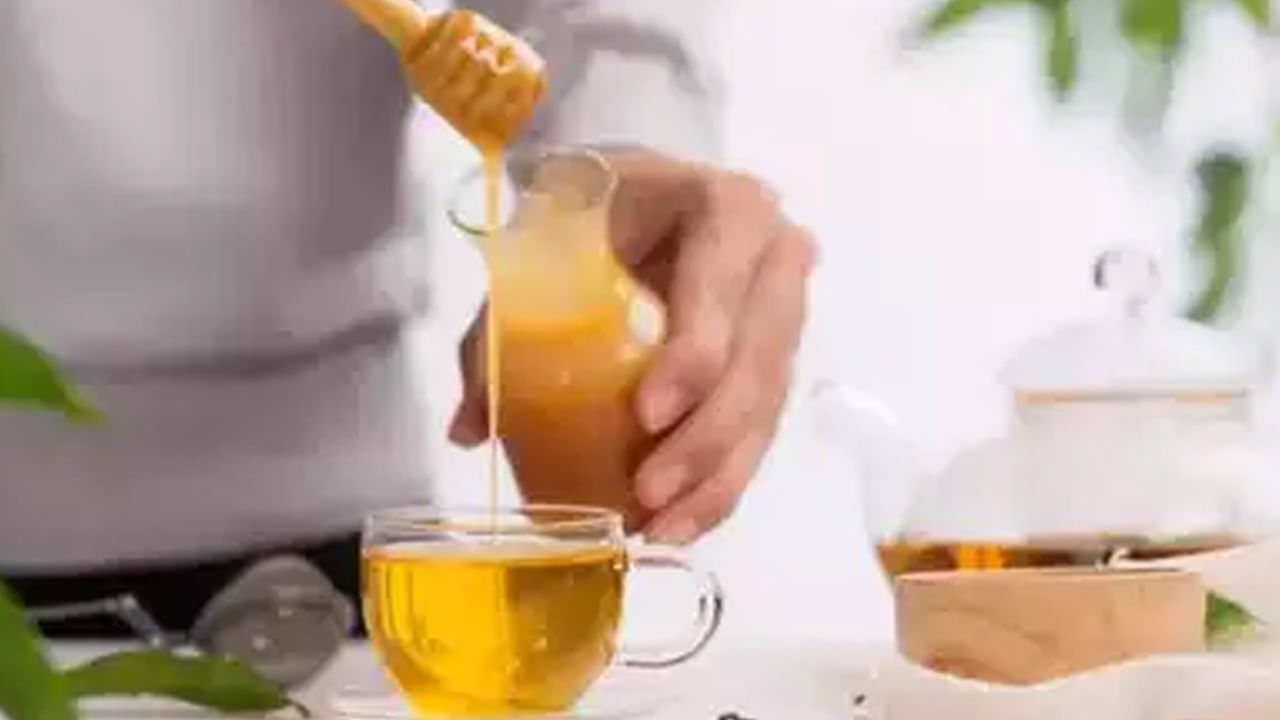 తరచుగా కొంతమంది కడుపు నొప్పి నుంచి ఉపశమనం కోసం గోరువెచ్చని నీటిలో తేనె కలిపి తాగుతారు. ఇది కూడా విరుద్ధమైన ఆహారం. అవును ఆయుర్వేదంలో గోరువెచ్చని నీరు, టీ లేదా పాలతో తేనె తీసుకోవడం నిషేధించబడింది. ఆయుర్వేదం ప్రకారం తేనెను ఎప్పుడూ వేడి చేయకూడదు. వేడి చేసినప్పుడు తేనె విషంలా మారుతుంది. ఇది జీర్ణవ్యవస్థను ప్రభావితం చేస్తుంది.
 