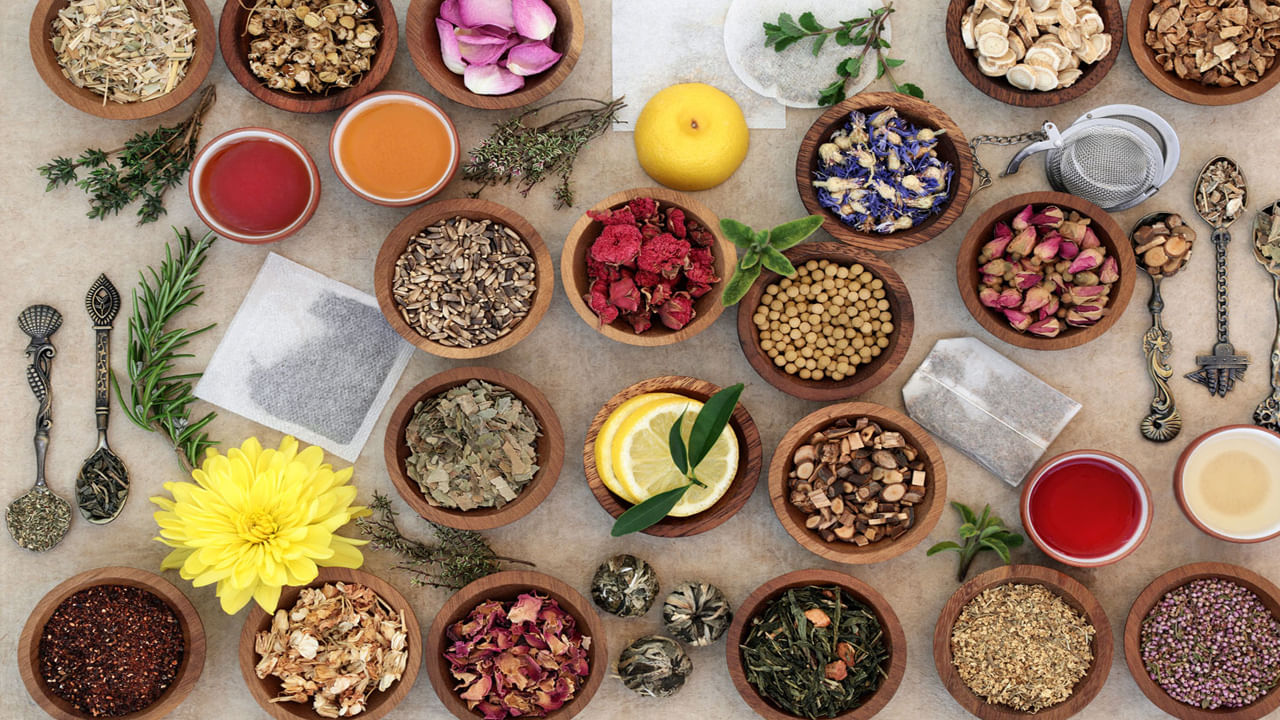 ఆయుర్వేద నిపుణుడు కిరణ్ గుప్తా ఆహారం తినే విషయంలో నియమాలున్నాయని చెప్పారు. కొన్ని రకాల ఆహారాల కలయిక తప్పుడు కలయిక అని.. ఇలా తినడం వలన శరీరంలో విషపదార్థాలు ఉత్పత్తి అవుతాయి, అప్పుడు జీర్ణ ప్రక్రియకు అంతరాయం కలిగిస్తుంది. అనేక వ్యాధులకు కూడా కారణమవుతుందని చెప్పారు. అటువంటి పరిస్థితిలో పొరపాటున కూడా ఏ వస్తువులను కలిపి తినకూడదో ప్రతి ఒక్కరూ తెలుసుకోవాలి. తద్వారా ఆరోగ్యంపై ఎటువంటి ప్రతికూల ప్రభావం ఉండదు.
 