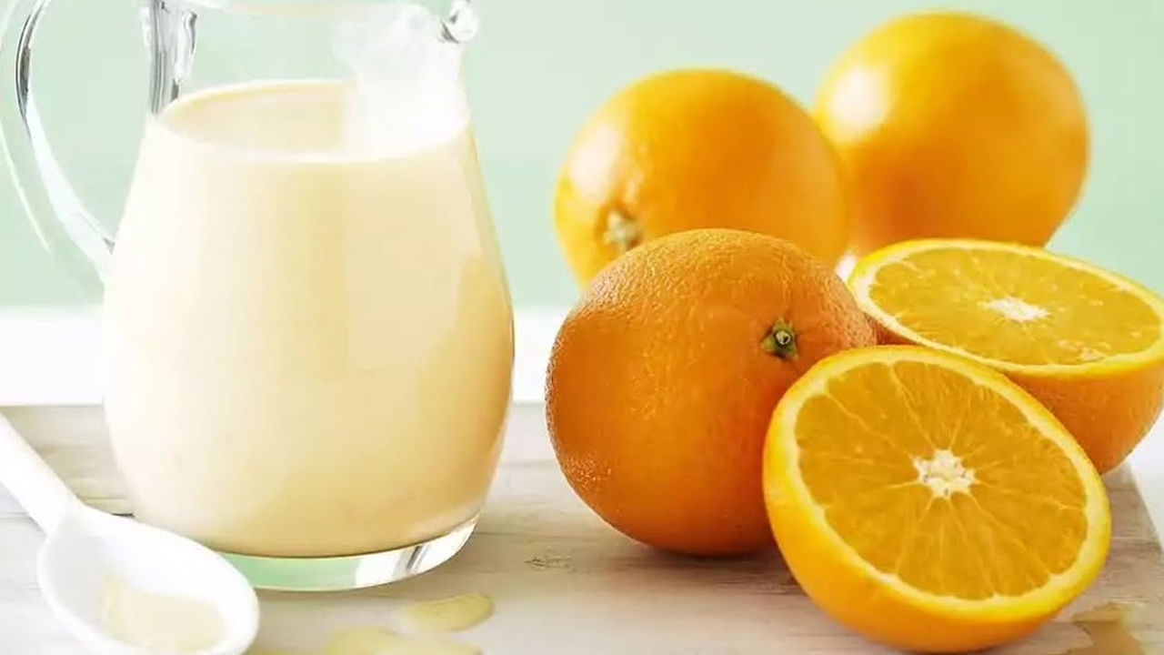 చాలా మంది పండ్లను స్మూతీలు, షేక్‌లను తయారు చేసి తాగుతారు. అయితే ఆయుర్వేదం ప్రకారం పండ్లు , పాలు కలిపి తినకూడదు. ముఖ్యంగా పుల్లని పండ్లను పాలతో కలిపి అస్సలు తినకూడదు. పుల్లని పండ్లు పాలను విరిగేలా చేస్తాయి. జీర్ణక్రియలో సమస్యలను కలిగిస్తాయి. అంతేకాదు గ్యాస్, అజీర్ణం, ఆమ్లత్వం వంటి సమస్యలను కలిగిస్తుంది ఈ కాంబినేషన్. అయితే సరైన మార్గంలో తీసుకుంటే మామిడి పండ్లు లేదా అరటిపండు వంటి తీపి పండ్లతో మిల్క్‌షేక్ తయారు చేసుకోవచ్చు.
