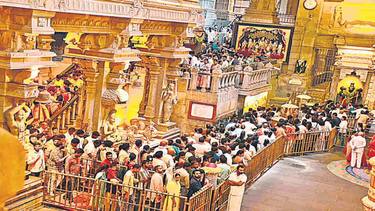 Yadagirigutta: యాదగిరిగుట్ట కిక్కిరిసింది..రికార్డు స్థాయిలో స్వామివారిని దర్శించుకున్న భక్తులు..