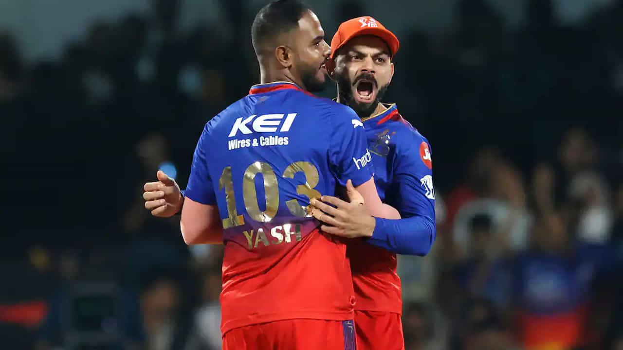 రాయల్ ఛాలెంజర్స్ బెంగళూరు ఫాస్ట్ బౌలర్ యష్ దయాల్పై ఒక అమ్మాయి లైంగిక వేధింపుల ఆరోపణలు చేసింది. ఘజియాబాద్కు చెందిన ఈ మహిళ ఆరోపణల ఆధారంగా పోలీసులు కేసు దర్యాప్తు చేస్తున్నారు. యష్ దయాల్తో పాటు, ఇలాంటి కేసుల్లో చిక్కుకున్న మరికొందరు భారతీయ ఆటగాళ్ళు కూడా ఉన్నారు.