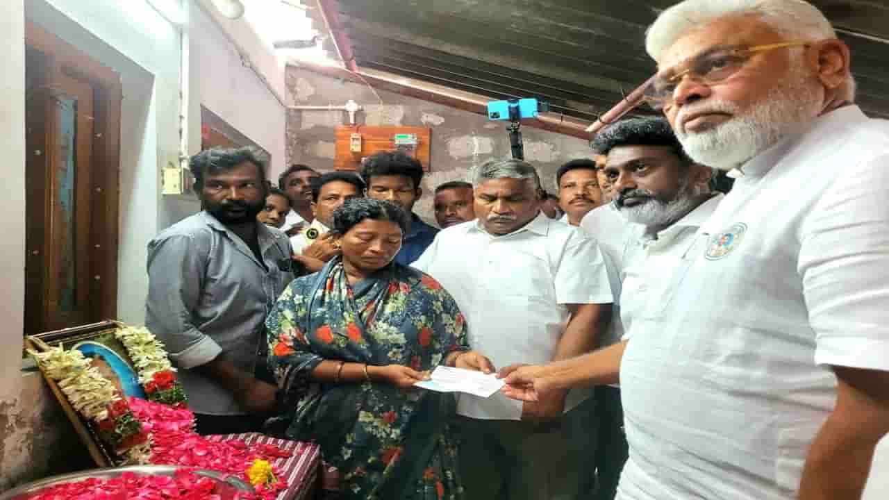 Andhra News: సింగయ్య కుటుంబానికి అండగా నిలిచిన పార్టీ.. రూ.10లక్షల ఆర్థికసాయం అందజేత!