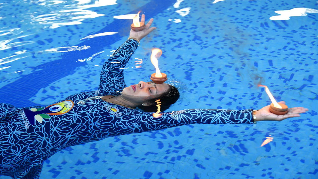 ఓ మహిళ... ఆమె తన కుమార్తెకు ఈత నేర్పించే క్రమంలో ఆమె కూడా ఈతపై మక్కువ పెంచుకున్నారు. సాధన చేశారు.. అందరిలా ఈత నేర్చుకుని వదిలేస్తే ఏముంటుందిలే..! ఏదో ఒక ప్రత్యేకత సాధించాలనుకున్నారు. అందులోనే తన ఆరోగ్యాన్ని కూడా మెరుగుపరుచుకోవాలనుకున్నారు. ఇంతలో భారతీయ సంస్కృతిలో భాగమైన యోగాను ప్రపంచ దేశాలకు మోడీ పరిచయం చేసిన విషయాన్ని గుర్తించారు. అప్పటినుంచి యోగా సాధన చేశారు. ఒకవైపు ఈత నేర్చుకోవడం.. మరోవైపు యోగా చేయడం..! 