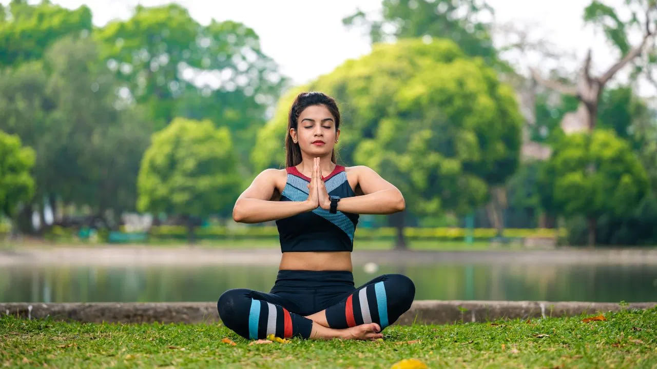 సుఖాసనం 
సుఖాసన ఒత్తిడిని తగ్గించడంలో సహాయపడుతుంది. దీని కోసం కాలు మీద కాలు వేసి కూర్చోండి.. తరువాత కళ్ళు మూసుకోండి. దీర్ఘంగా శ్వాస తీసుకోండి. కొన్ని నిమిషాలు ఈ ఆసనంలో కూర్చోండి. ఈ ఆసనంలో, మీరు మీ నడుము, మెడ , వెన్నెముకను నిటారుగా ఉంచాలి. మీరు చిన్న విషయాల గురించి కూడా ఒత్తిడికి గురైతే.. ఈ ఆసనం మీకు ఉత్తమమైనది.
