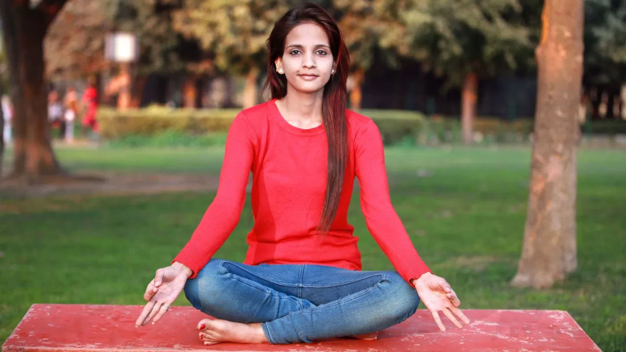  కపలాభతి  
కపాలభాతి ప్రాణాయామం మీ మానసిక ఆరోగ్యానికి మేలు చేస్తుంది. దీని కోసం సుఖాసనంలో కూర్చుని, వెన్నెముకను నిటారుగా ఉంచి దీర్ఘంగా శ్వాసలను తీసుకోండి. ఈ సమయంలో మీరు మీ కడుపుని లోపలికి లాగుతూ గాలిని పీల్చుకుని, ఆపై గాలిని వదులుతూ ఉండాలి. ఈ ఆసనం మీ శరీరాన్ని సమతుల్యంగా ఉంచడంతో పాటు ఒత్తిడిని తగ్గిస్తుంది.