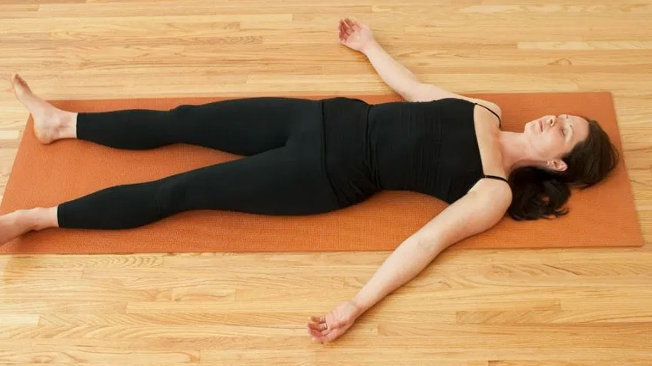 
శవాసనం  
శవాసనం మానసిక ఒత్తిడిని తగ్గించడంలో సహాయపడుతుంది. దీని కోసం  మీరు సౌకర్యవంతమైన స్థితిలో పడుకోవాలి. ఇది మీ శరీరానికి విశ్రాంతిని ఇవ్వడమే కాదు మనస్సును కూడా ప్రశాంతపరుస్తుంది. ఈ ఆసనం దృష్టిని పెంచడంలో నిద్రలేమిని అధిగమించడంలో, మనస్సును ప్రశాంతపరచడంలో సహాయపడుతుంది.
 