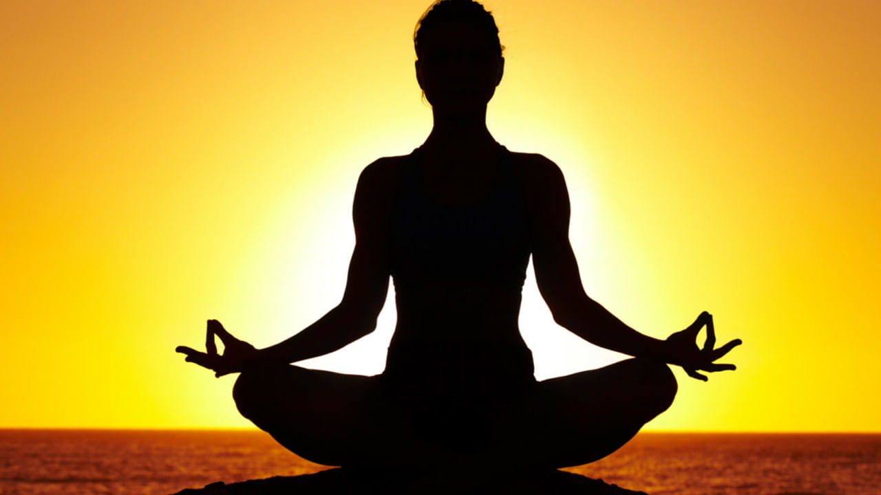 యోగా నిపుణురాలు మాన్సి గులాటి మాట్లాడుతూ యోగా ఒత్తిడిని తగ్గించడంలో సహాయపడుతుందని అన్నారు. యోగా  ఒత్తిడి హార్మోన్ కార్టిసాల్‌ను కూడా తగ్గిస్తుంది, దీనివల్ల తక్కువ ఒత్తిడికి గురవుతారు. యోగా మీ నాడీ వ్యవస్థను ఆరోగ్యంగా ఉంచడంలో సహాయపడుతుంది. మనస్సును ప్రశాంతంగా ఉంచడంలో సహాయపడుతుంది. ముఖ్యంగా ఈ 6 యోగాసనాలు ఒత్తిడిని తగ్గించడంలో సహాయపడతాయి అవి ఏమిటంటే.. 
