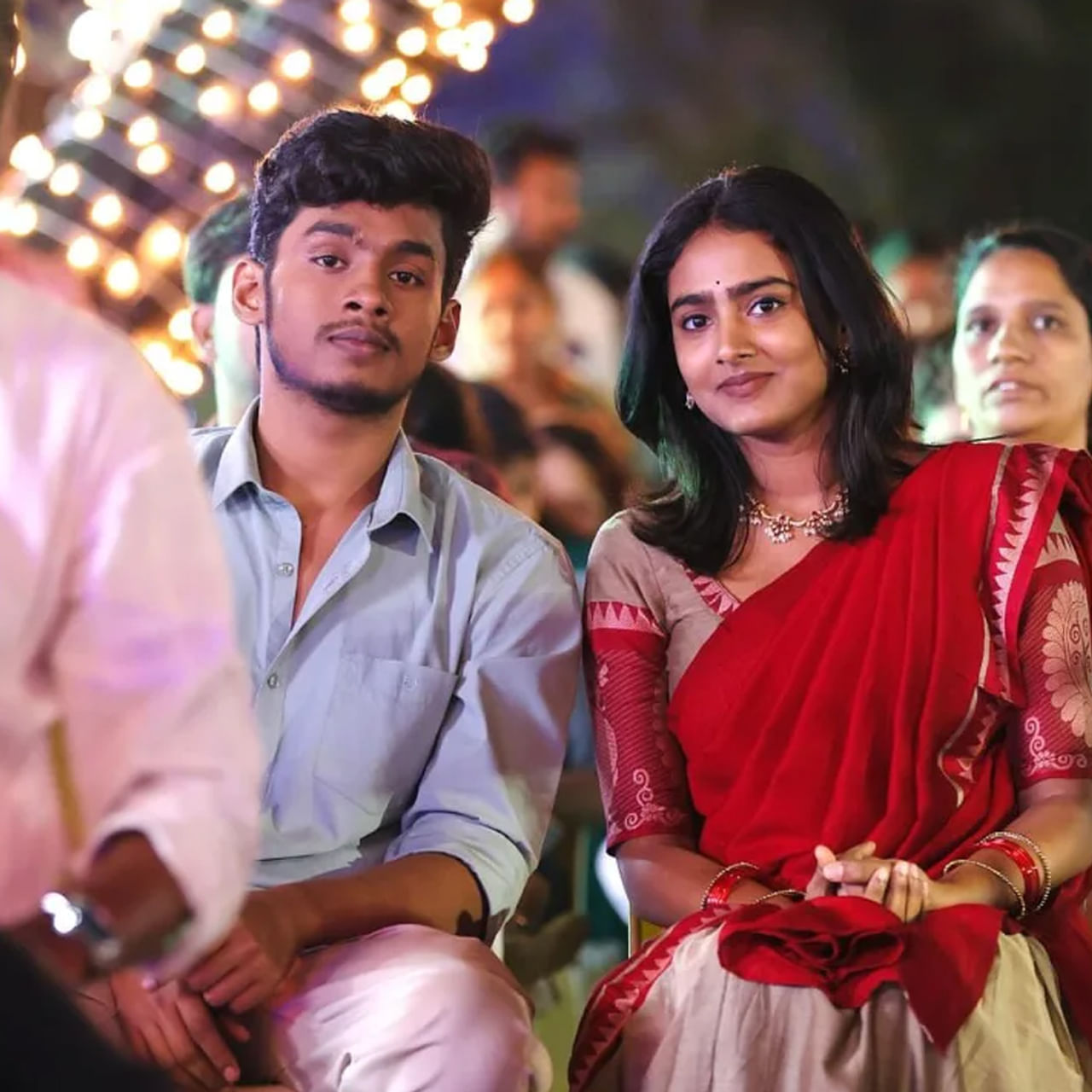 టూరిస్ట్ ఫ్యామిలీ.. ఇప్పుడు ఓటీటీలో సంచలనం సృష్టిస్తున్న సినిమా ఇది. తమిళంలో సూపర్ హిట్ అయిన ఈ సినిమాను తెలుగు డబ్బింగ్ వెర్షన్ ఓటీటీలో రిలీజ్ చేయగా.. విపరీతమైన రెస్పాన్స్ వస్తుంది. ఇందులో చిన్న పాత్రలో కనిపించి తెగ ఫేమస్ అయ్యింది ఓ అమ్మాయి. పైన ఫోటోలో కనిపిస్తున్న ఈ చిన్నది ఎవరో తెలుసా.. ? 