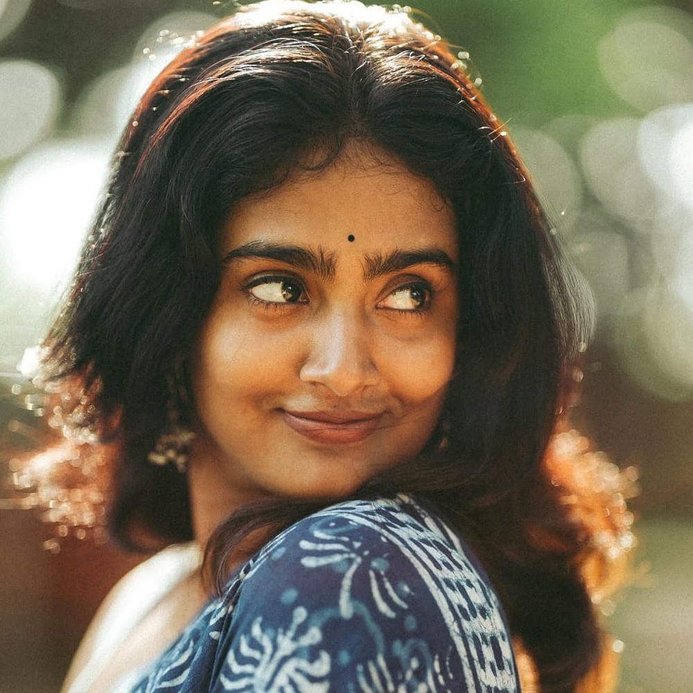 ఇదివరకే తమిళంలో హార్ట్ బీట్, సింగపెన్నె వంటి వెబ్ సిరీస్ చేసింది. కానీ టూరిస్ట్ ఫ్యామిలీ సినిమాతోనే గుర్తింపు తెచ్చుకుంది. ఇటీవల యూట్యూబ్ లో తెగ ట్రెండ్ అవుతున్న మ్యాచ్ ఫిక్సింగ్ షార్ట్ ఫిల్మ్ లోనూ నటించింది. తమిళనాడుకు చెందిన ఈ అమ్మడు ఇప్పుడిప్పుడే సినీరంగంలో పాపులర్ అవుతుంది.