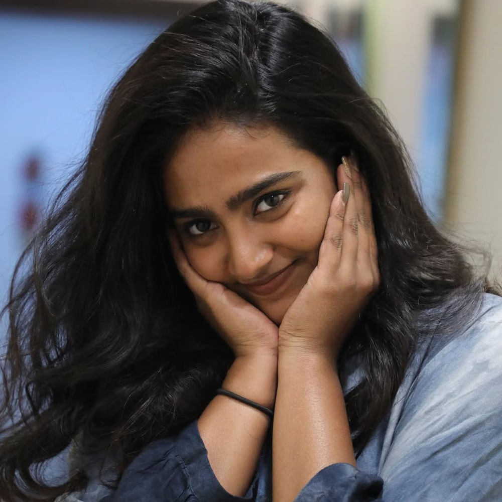 టూరిస్ట్ ఫ్యామిలీ తర్వాత యోగలక్ష్మీకి మరిన్ని అవకాశాలు వస్తున్నట్లు తెలుస్తోంది. ఇక సోషల్ మీడియాలో ఈ బ్యూటీ చాలా యాక్టివ్. అటు గ్లామరస్ గా కనిపిస్తూనే.. ఇటు చీరకట్టులో ఎంతో పద్దతిగా కనిపిస్తూ ఆకట్టుకుంటుంది. తాజాగా ఈ అమ్మడు కొన్ని లేటేస్ట్ స్టన్నింగ్ ఫోటోస్ తెగ వైరలవుతున్నాయి.