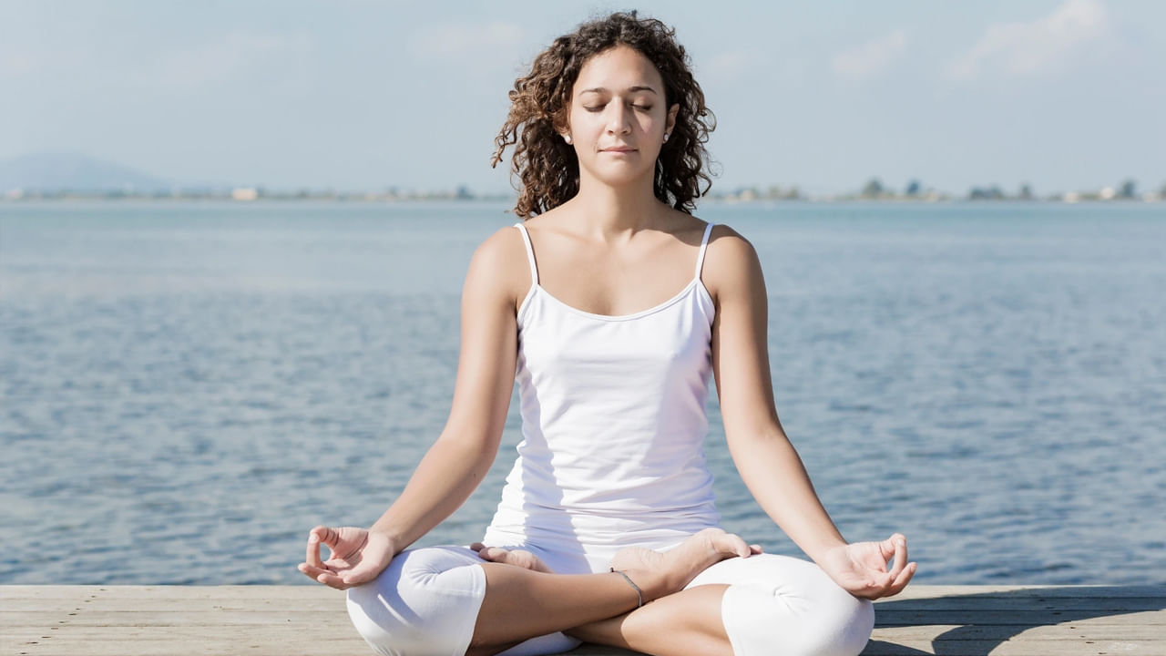  పద్మాసనం : చాలా మంది ఇష్టంగా వేసే ఆసనాల్లో ఇదొక్కటి. ఈ ఆసనం ధాన్య భంగిమలా ఉంటుంది. దీనిని వేయడం వలన మనసుకు ప్రశాంతత కలగడమే కాకుండా, జ్ఞాపకశక్తి కూడా పెరుగుతుందంట. అందుకే ప్రతి రోజూ కనీసం 10 నిమిషాలపాటు ఈ ఆసనం వేయాలి.