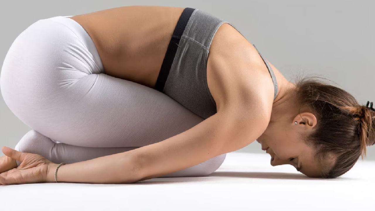  బాలసనం : బాలాసనం నాడీ వ్యవస్థ సక్రమంగా సాగేలా చేస్తుంది. దీనిని ఎలా వేయాలంటే? మోకాల్లపై వంగి, తలను నేలకు ఆనించి,  రెండు అరచేతులను నేలపై ఉంచాలి.  కనీసం రెండు నిమిషాల పాటు ఇలా వేయడం వలన శ్వాస సమస్యలు తొలిగిపోతాయంట.