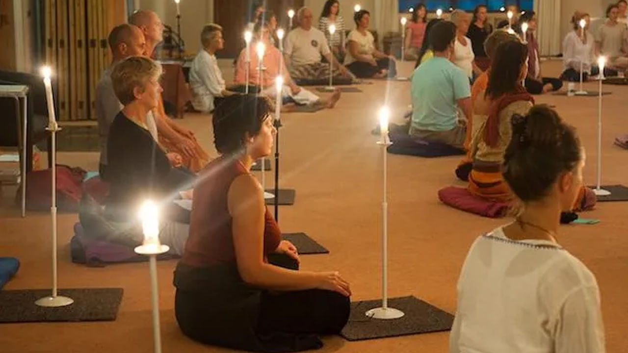 త్రతక ఆసనం :శారీరక భంగిమ కాకపోయినా, ఈ యోగ వ్యాయామం కళ్ళు , మనస్సును ఒకే ధాటికి తీసుకొస్తాయి. దీనిని చికటి ప్రదేశంలో ఒక చోట కొవ్వత్తిని వెలిగించి కొద్ది దూరంలో కొర్చొని వెలిగే మంటనే చూడాలి. తర్వాత కళ్లు మూసుకొని దానిని ఊహించుకోవాలి. 