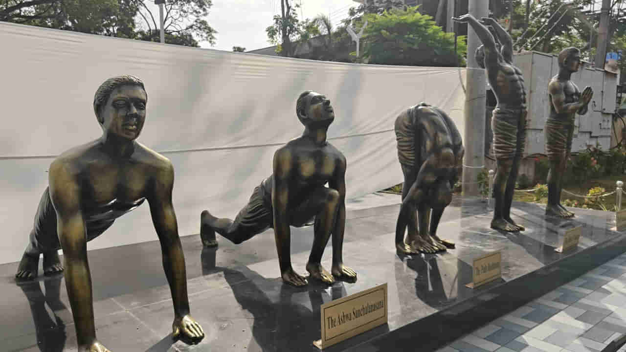 Andhra Pradesh: పోలీస్ ఆఫీస్ ఎదుట సూర్య నమస్కారాలు..ఆకట్టుకుంటున్న శిల్పాలు.. ఆవిష్కరించిన ఎస్పీ