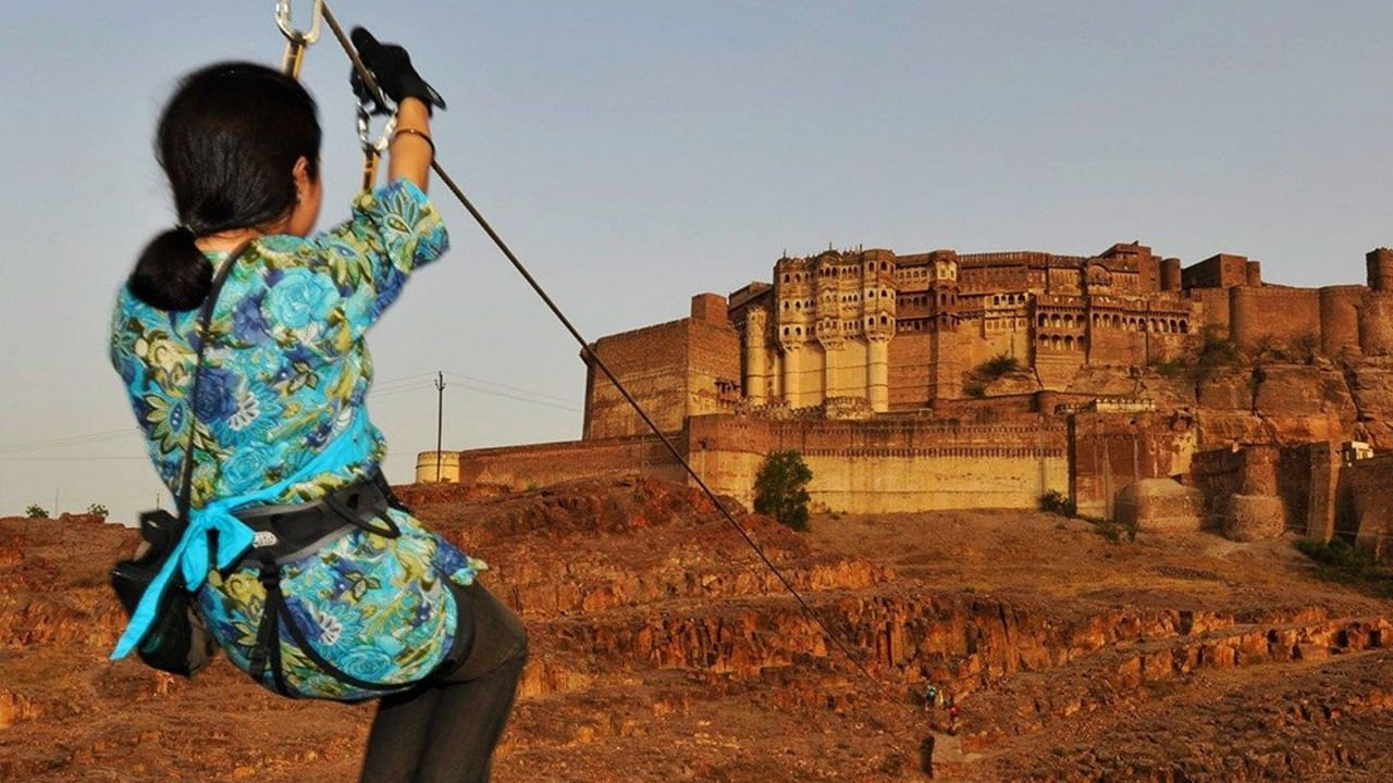 జిప్ లైనింగ్, మెహ్రాన్గఢ్ కోట: మెహ్రాన్గఢ్ కోటలో జిప్-లైనింగ్ రాజస్థాన్లో చేయడానికి ఉత్తమమైన వాటిలో ఒకటి. ఇది రాజస్థాన్ సాహస యాత్రికులకు ప్రసిద్ధి చెందిన ప్రదేశం. మీరు జైపూర్ నుండి ఒక చిన్న డ్రైవ్ తీసుకోవాలనుకుంటే ఈ కోటకి వెళ్ళవచ్చు. ఇక్కడ అద్భుతమైన దృశ్యాలను అందించే ఎత్తైన కొండలు, పురాతన మైలురాళ్ళు, శిథిలాలపై జిప్-లైనింగ్ ఉత్కంఠభరితమైన అనుభవాన్ని కలిగిస్తుంది.