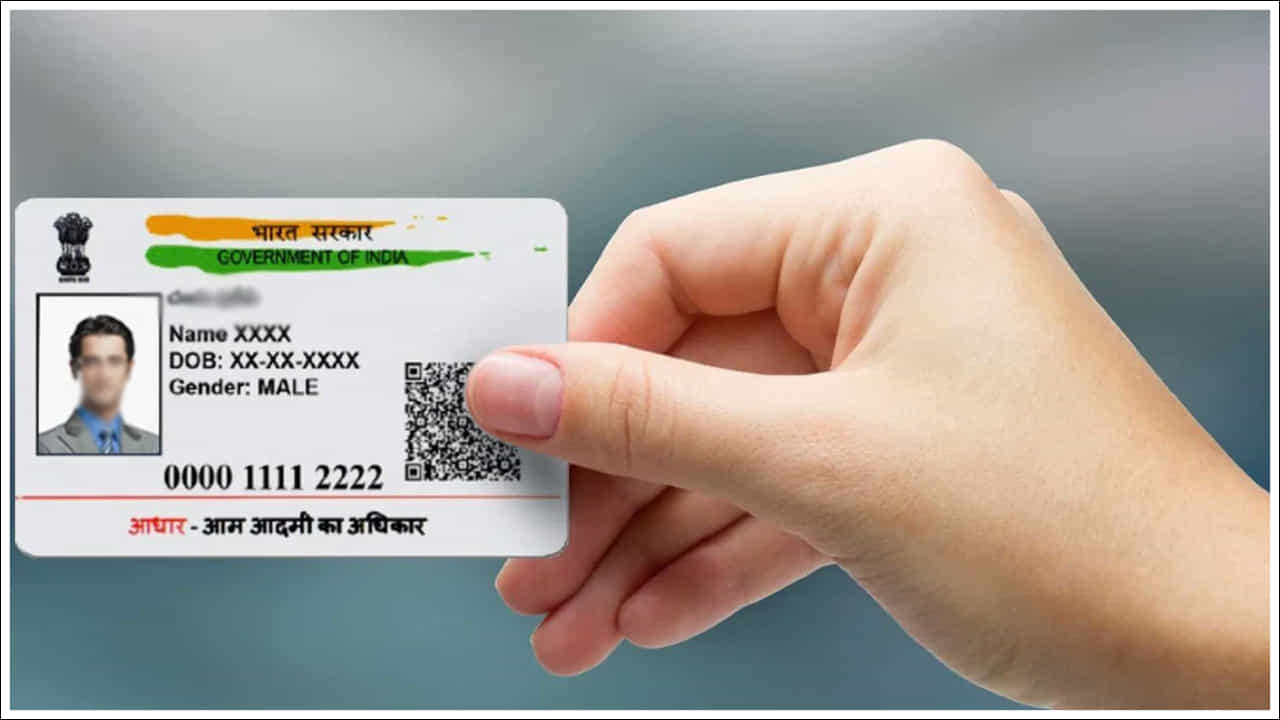Aadhaar Card: భారత విశిష్ట గుర్తింపు ప్రాధికార సంస్థ (UIDAI) ఏడు సంవత్సరాల వయస్సు నిండిన పిల్లలు తమ ఆధార్ను అప్డేట్ చేయడం తప్పనిసరి చేసింది. వారు అప్డేట్ చేయకపోతే తమ ప్రయోజనాలను కోల్పోతారని కూడా హెచ్చరించింది. అందువల్ల ఆధార్ సేవా కేంద్రాల ద్వారా ఆధార్ను అప్డేట్ చేసుకోవాలని UIDAI స్పష్టం చేసింది.