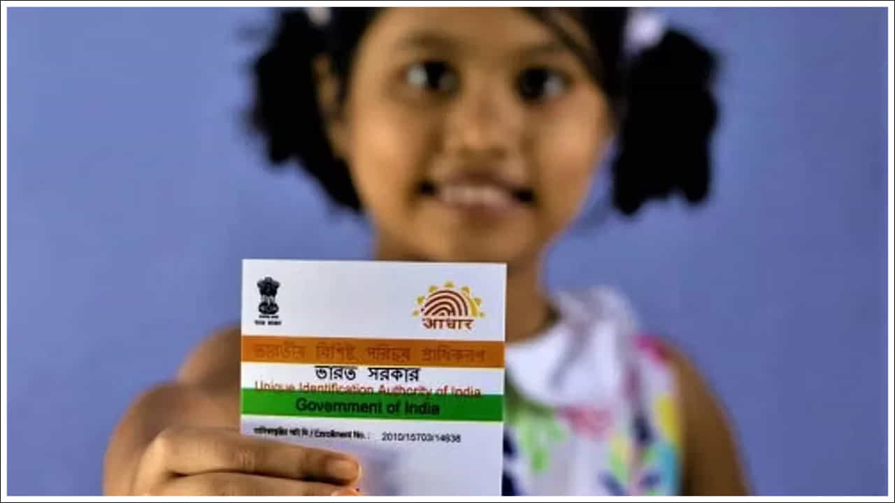ఐదు నుంచి ఏడు సంవత్సరాల మధ్య వయస్సు ఉన్న పిల్లలకు బయోమెట్రిక్ అప్డేట్ ఉచితంగా చేయవచ్చు. ఏడు సంవత్సరాల తర్వాత పిల్లలకు రూ.100 రుసుము వసూలు చేస్తారు. పిల్లవాడు 7 సంవత్సరాలు పూర్తి చేసి బయోమెట్రిక్ అప్డేట్ పూర్తి చేయకపోతే, ఆధార్ చెల్లదు.