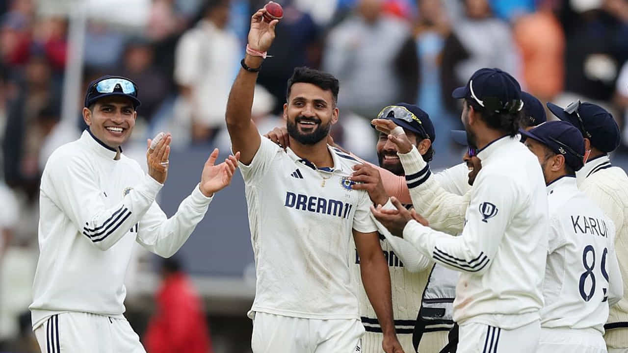 ఆకాష్ దీప్ రెండు ఇన్నింగ్స్‌లలోనూ అద్భుతంగా రాణించాడు. అతను మొదటి ఇన్నింగ్స్‌లో 4 వికెట్లు, రెండవ ఇన్నింగ్స్‌లో 6 వికెట్లు పడగొట్టాడు. అతను తన 8వ టెస్ట్‌లో 10 వికెట్లు పడగొట్టిన ఘనతను సాధించాడు. ఈ సమయంలో, ఆకాష్ దీప్ 187 పరుగులు ఇచ్చాడు. 