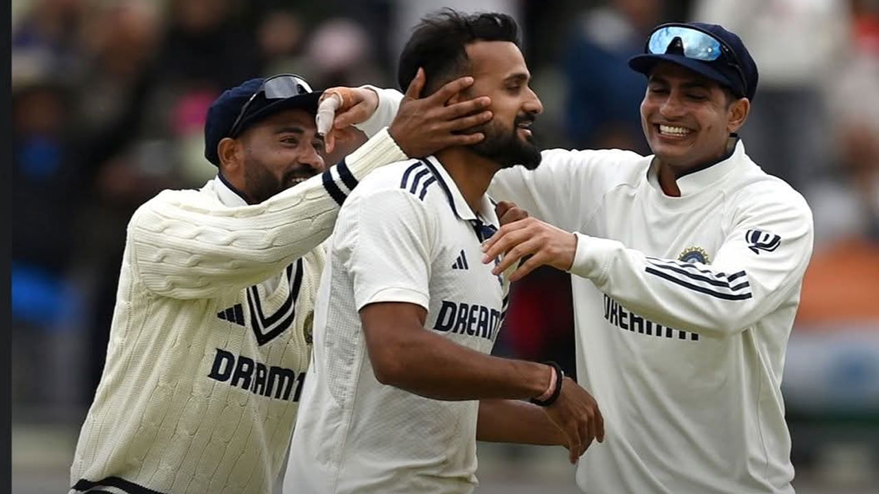 India vs England 2nd Test: ఇంగ్లాండ్తో జరిగిన రెండో టెస్ట్లో భారత్ 336 పరుగుల తేడాతో విజయం సాధించింది. ఈ మ్యాచ్లో ఇద్దరు హీరోలు ఉన్నారు. ఒకరు టీమిండియా కెప్టెన్ శుభ్ మాన్ గిల్ 400+ పరుగులతో ఇంగ్లండ్ బౌలర్లను చీల్చి చెండాడగా.. మరొకరు ఈ మ్యాచ్ లో 10 వికెట్లు తీసిన ఆకాష్ దీప్ అనడంలో ఎలాంటి సందేహం లేదు. జస్ప్రీత్ బుమ్రా, జహీర్ ఖాన్ వంటి దిగ్గజ ప్లేయర్లు చేయలేని ఘనతను ఆకాష్ దీప్ చేసి చూపించాడు. దీంతో ఏకంగా 39 ఏళ్ల రికార్డును బద్దలు కొట్టాడు.