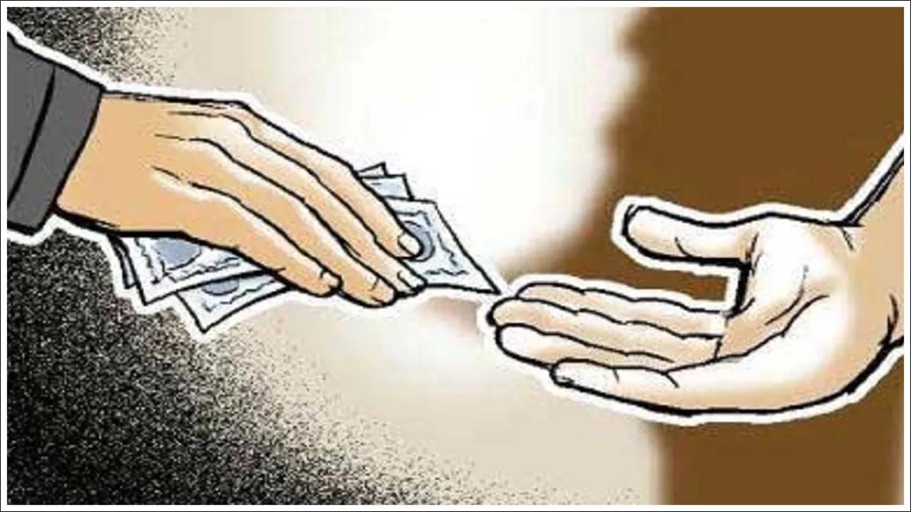 ఎవరైనా అధికారి లంచం డిమాండ్ చేయగానే సదరు వ్యక్తి అవినీతి నిరోధక శాఖకు తెలియజేస్తాడు. దీంతో రంగంలోకి దిగిన ఏసీబీ అధికారులు ముందుగా సదరు అధికారికి ఇచ్చే లంచం కరెన్సీ నోట్లపై ఎలాంటి అనుమానం రాకుండా ఫినాఫ్తలిన్‌ పౌడర్‌ను జల్లుతారు. దీంతో డబ్బులు తీసుకున్న వ్యక్తి డబ్బను లెక్కించే సమయంలో చేతులకు ఫినాఫ్తలిన్‌ పౌడర్‌ అంటుకుంటుంది. డబ్బు చేతులు మారగానే ఏసీబీ అధికారులు ఎంట్రీ ఇస్తారు. అప్పుడు ఉంటుంది అసలైన కథ. అనంతరం లంచం తీసుకున్న వ్యక్తి చేతులను సోడియం కార్బోనేట్ కలిపిన నీటిలో చేతులని ముంచాలని చెబుతారు.