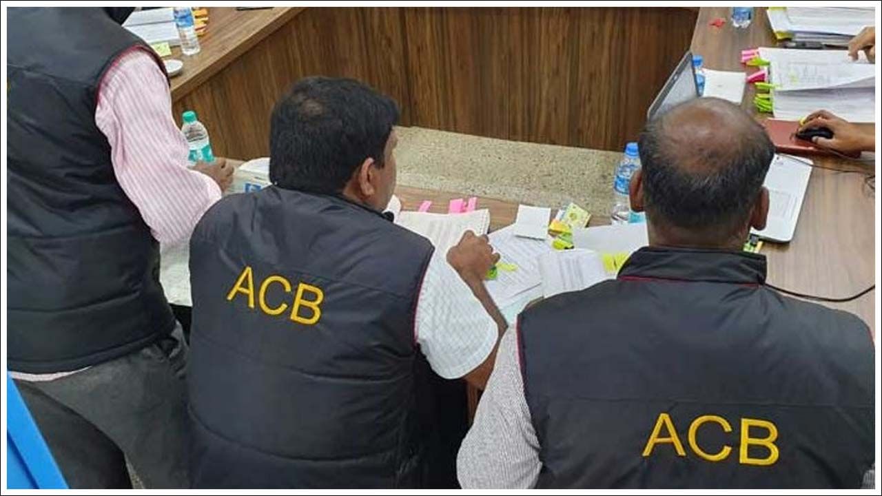 ఫినాఫ్తలీన్‌ పౌడర్ అంటుకుని ఉన్న చేతులను ఈ నీటిలో ముంచడం వల్ల ఆ నీరు పింక్ కలర్‌లోకి మారుతుంది. సోడియం కార్బోనేట్ అనేది ఆల్కలైన్ ద్రావణం. అందుకే పింక్ కలర్ ఏర్పడుతుంది. 