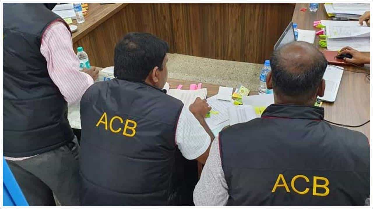 ఫినాఫ్తలీన్‌ పౌడర్ అంటుకుని ఉన్న చేతులను ఈ నీటిలో ముంచడం వల్ల ఆ నీరు పింక్ కలర్‌లోకి మారుతుంది. సోడియం కార్బోనేట్ అనేది ఆల్కలైన్ ద్రావణం. అందుకే పింక్ కలర్ ఏర్పడుతుంది. 