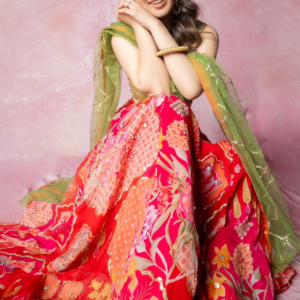  అంతే కాదు తొలి సినిమాతోనే భారీ హిట్ అందుకుంది. తన అందంతో ప్రేక్షకులను కవ్వించింది. కుర్రకారు గుండెల్లో స్థానం సంపాదించుకుంది ఆ అమ్మడు. ఆహా ఇలాంటి లవర్ మనకు ఉండాలి అని ప్రతి కుర్రాడు కలలు కనేలా చేసింది ఇంతకూ ఆ అమ్మడు ఎవరో తెలుసా.?అందంలో అప్సరస, ఇప్పుడు వందల కోట్ల ఆస్తులు ఉన్న హీరోయిన్. ఇంతకూ ఆమె ఎవరంటే..