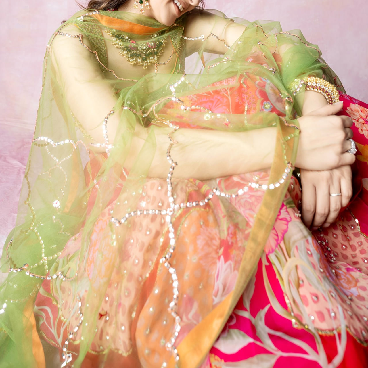 చాలా మంది హీరోయిన్స్ చిన్న వయసులోనే ఇండస్ట్రీలోకి అడుగు పెడుతూ తక్కువ సమయంలో స్టార్ హీరోయిన్స్ గా మారిపోతున్నారు. చాలా మంది ముద్దుగుమ్మలు చిన్న వయసులోనే హీరోయిన్స్ గా అడుగు పెట్టారు. కానీ ఈ అమ్మడు మాత్రం అందరికన్నా చిన్న వయసులోనే హీరోయిన్ గా మారిపోయింది. కేవలం 15 ఏళ్ల వయసులోనే హీరోయిన్ గా టాలీవుడ్ లోకి అడుగు పెట్టింది. 