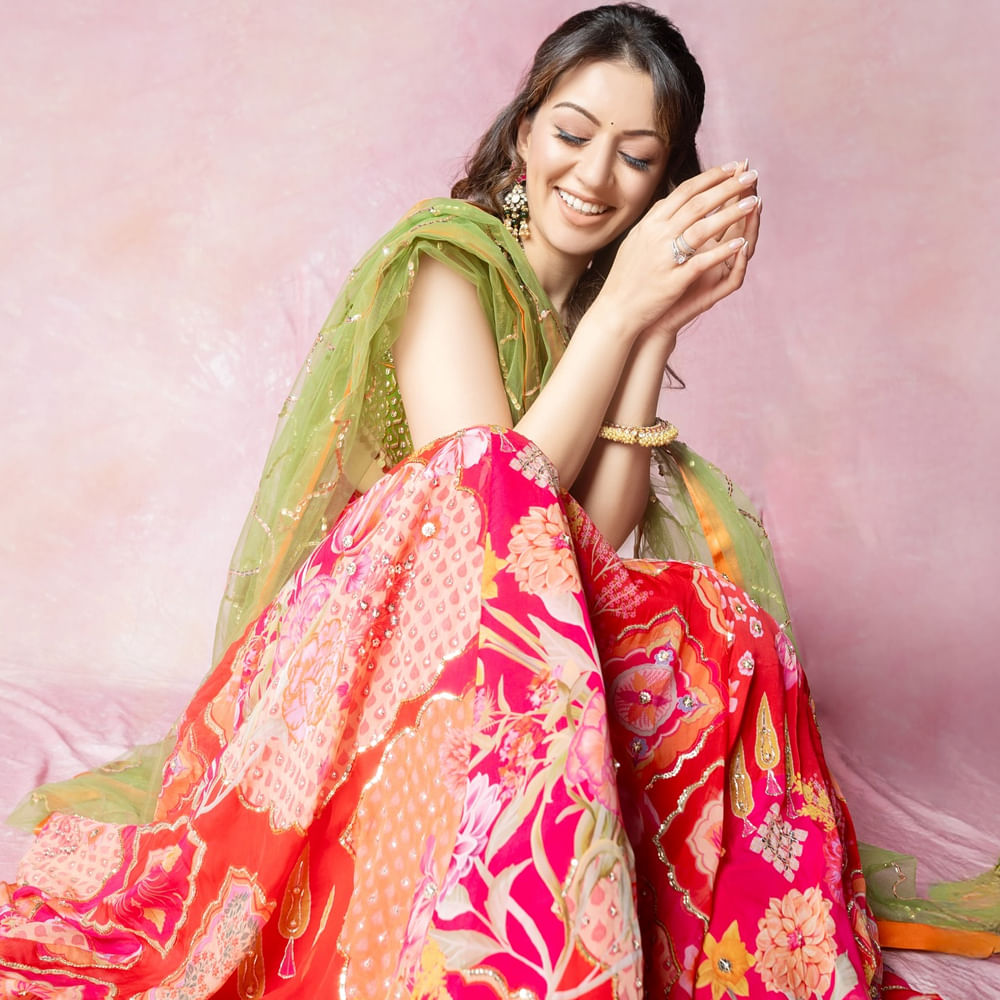 ఈ సినిమా చేస్తున్న సమయంలో హన్సిక వయసు కేవలం 15ఏళ్లు మాత్రమే.. హన్సిక చైల్డ్ ఆర్టిస్ట్ గా పలు సినిమాల్లో నటించింది. దేశముదురు సినిమా తర్వాత కంత్రి,బిల్లా, మస్కా, కందిరీగ, పవర్, తెనాలి రామకృష్ణ బిఏ.బిఎల్, మై నేమ్ ఈజ్ శృతి సినిమాల్లో నటించింది. ప్రస్తుతం ఈ చిన్నది తెలుగులో సినిమాలు తగ్గించింది. ఎక్కువగా తమిళ్ హిందీ బాషల పైనే ఫోకస్ చేస్తుంది.