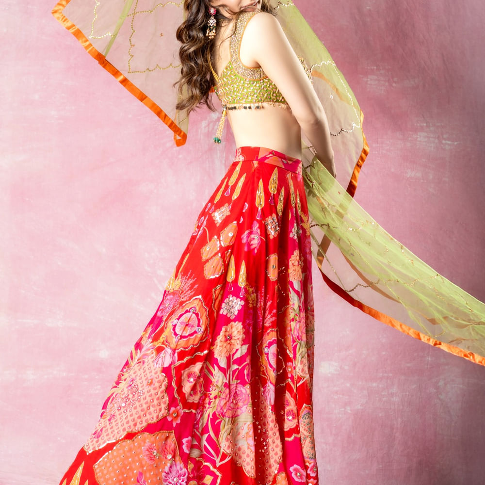 పైన ఉన్న హీరోయిన్ ఓ పాలరాతి శిల్పం.. చూస్తేనే ప్రేమలో పడిపోతారు. ఇంతకూ ఆమె మరెవరో కాదు హన్సిక మోత్వానీ. ఈ ముద్దుగుమ్మ తెలుగులో దేశముదురు సినిమాతో హీరోయిన్ గ పరిచయం అయ్యింది. అల్లు అర్జున్ హీరోగా.. పూరిజగన్నాథ్ దర్శకత్వంలో వచ్చిన దేశముదురు సినిమా సూపర్ హిట్ గా నిలిచింది.