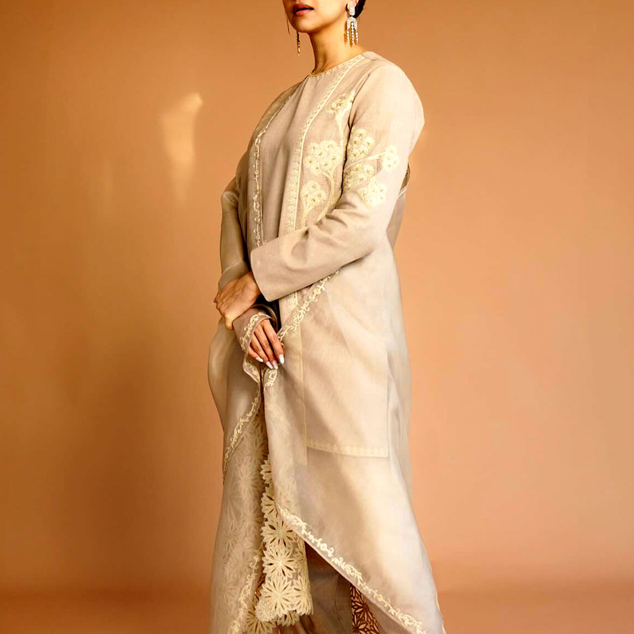 సినిమా ఇండస్ట్రీలో చాలా మంది హీరోయిన్స్ హీరోలకు సమానంగా క్రేజ్ తెచ్చుకుంటున్నారు. అలాగే మరికొంతమంది హీరోలకు సమానంగా రెమ్యునరేషన్ కూడా అందుకుంటున్నారు. అలాంటి వారిలో ఈ ముద్దుగుమ్మ ఒకరు. ఇండస్ట్రీలోనే ఆమె ఓ తోప్ హీరోయిన్.