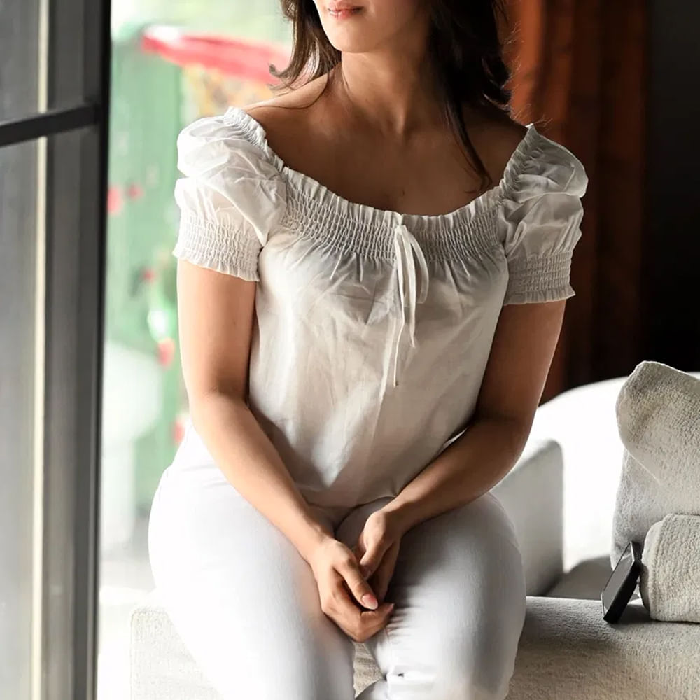 అందంలో ఈ అమ్మడు అప్సరస.. కెరీర్ పీక్ లో ఉండగానే సినిమాలకు దూరం అయ్యింది. ఇంతకూ ఆమె ఎవరో తెలుసా.? అందం, అభినయం ఉన్నా కూడా సక్సెస్ సాధించలేకపోయింది ఈ బ్యూటీ. హీరోయిన్ గా చేసింది, సెకండ్ హీరోయిన్ గాను చేసింది అయినా కూడా ఆమెకు అనుకున్నంతగా గుర్తింపు రాలేదు. 