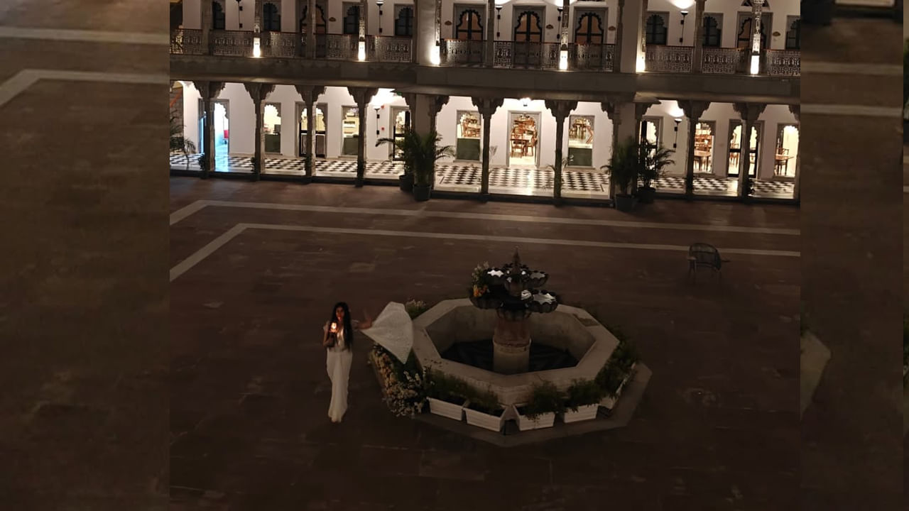 మరో వైపు దెయ్యం గెటప్‌లో చూస్తే వణికిపోయే విధంగా ఉన్న ఫొటోస్‌ను షేర్ చేసింది. ఇక ఈ ఫొటోల్లో ఆదాను చూస్తే ఎవ్వరైనా సరే భయపడాల్సిందే. అలా ఉన్నాయి ఫొటోస్, ప్రస్తుతం ఈ పిక్స్ నెట్టింట తెగ వైరల్ అవుతున్నాయి. 