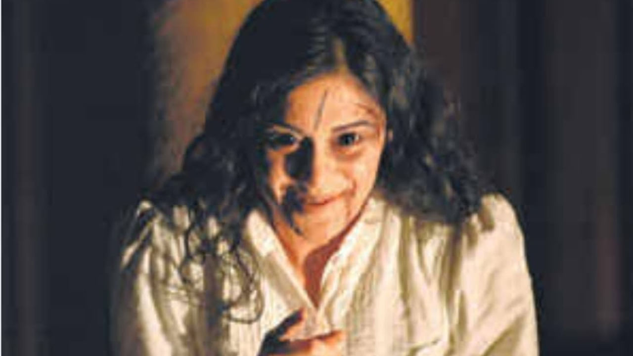 ఇక తాజాగా ఈ అమ్మడు డెవిల్ పాత్రలో నటించడానికి రెడీ అయిపోయింది. ఈ క్రమంలోనే పెద్ద బంగ్లాలో, తెల్ల చీరలో దీపం వెలుతురులో ఉన్న ఫొటోలను ఈ బ్యూటీ షేర్ చేసింది. ఈ ఫొటోల్లో ఈ అమ్మడును చూడటానికి రెండు కళ్లు చాలావు అంత అందంగా ఉంది.