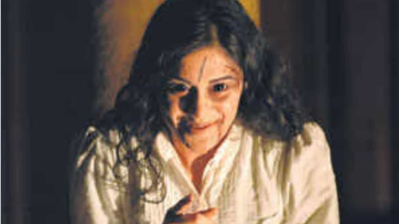ఇక తాజాగా ఈ అమ్మడు డెవిల్ పాత్రలో నటించడానికి రెడీ అయిపోయింది. ఈ క్రమంలోనే పెద్ద బంగ్లాలో, తెల్ల చీరలో దీపం వెలుతురులో ఉన్న ఫొటోలను ఈ బ్యూటీ షేర్ చేసింది. ఈ ఫొటోల్లో ఈ అమ్మడును చూడటానికి రెండు కళ్లు చాలావు అంత అందంగా ఉంది.