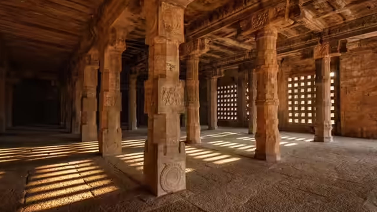 దారాసురంలోని ఐరావతేశ్వర ఆలయం : దారాసురంలోని ఈ ఆలయం రథాన్ని పోలిన అందమైన శిల్పాలతో కూడిన అద్భుతమైన నిర్మాణం. ఇది కూడా శివాలయమే. కానీ, ఇంద్రుడి తెల్ల ఏనుగు అయిన ఐరావతం పేరు పెట్టబడింది. పురాతన భారతీయ పురాణాలు గోడలపై చిత్రీకరించబడి కనిపిస్తాయి. ఈ ఆలయంలో అత్యంత ఆకర్షణీయమైన భాగం సంగీత మెట్లు. బలిపీఠానికి దారితీసే ఏడు మెట్లు ఏడు సంగీత స్వరాలను సూచిస్తాయి. ఆలయంలో సూర్య పుష్కరణి అని పిలువబడే పవిత్రమైన చెరువు ఉంది. ఇక్కడ భక్తులు ప్రవేశించే ముందు ఆచార స్నానం చేస్తారు. ఆలయం వివిధ పండుగలను జరుపుకుంటుంది. సాధారణ ఆచారాలను నిర్వహిస్తుంది. మహాశివరాత్రి నాడు భక్తులు ప్రార్థనలు చేయడానికి వస్తారు.