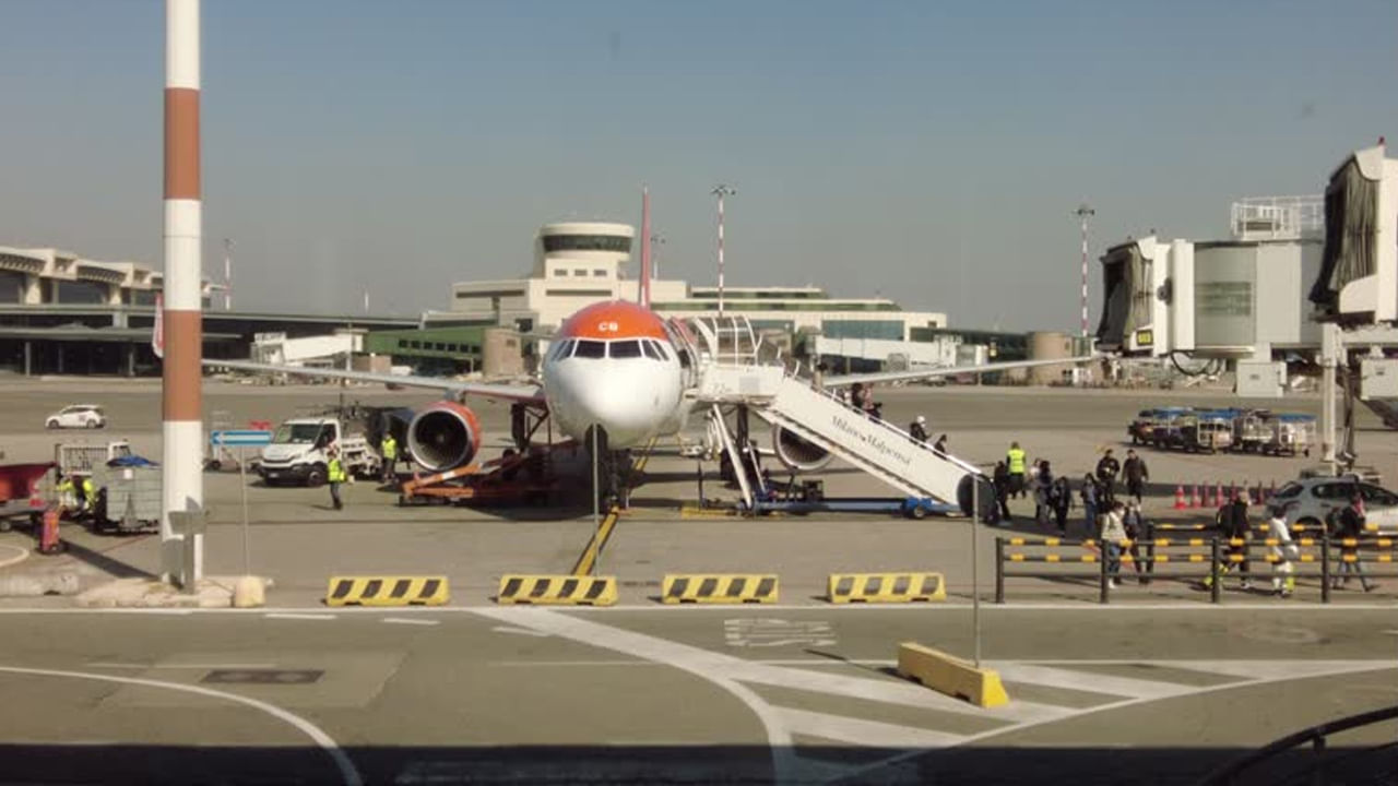 మిలాన్ ఎయిర్పోర్ట్లో ఘోర ప్రమాదం.. ఫ్లైట్ ఇంజన్లో ఇరుక్కుని వ్యక్తి మృతి!
