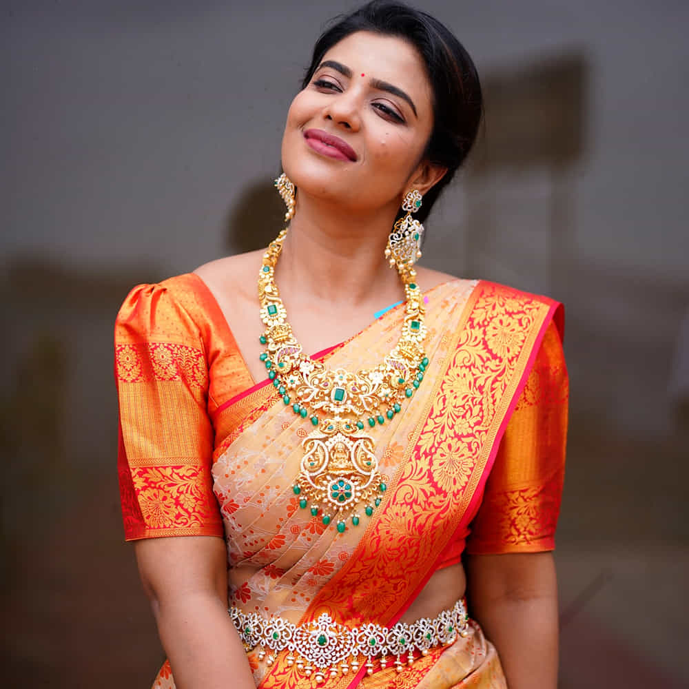 ఇక కౌసల్య కృష్ణమూర్తి సినిమాతో తెలుగులోకి అడుగుపెట్టింది. ఆ తర్వాత వరుసగా మిస్ మ్యాచ్, వరల్డ్ ఫేమస్ లవర్,టక్ జగదీష్,రిపబ్లిక్. రీసెంట్ గా సంక్రాంతికి వస్తున్నాం సినిమాల్లో నటించింది. సోషల్ మీడియాలో యాక్టివ్ గా ఉండే ఈ ముద్దుగుమ్మ. తాజాగా కొన్ని ఫోటోలను పంచుకుంది. చీరకట్టులో కవ్విస్తుంది ఈ వయ్యారి భామ.