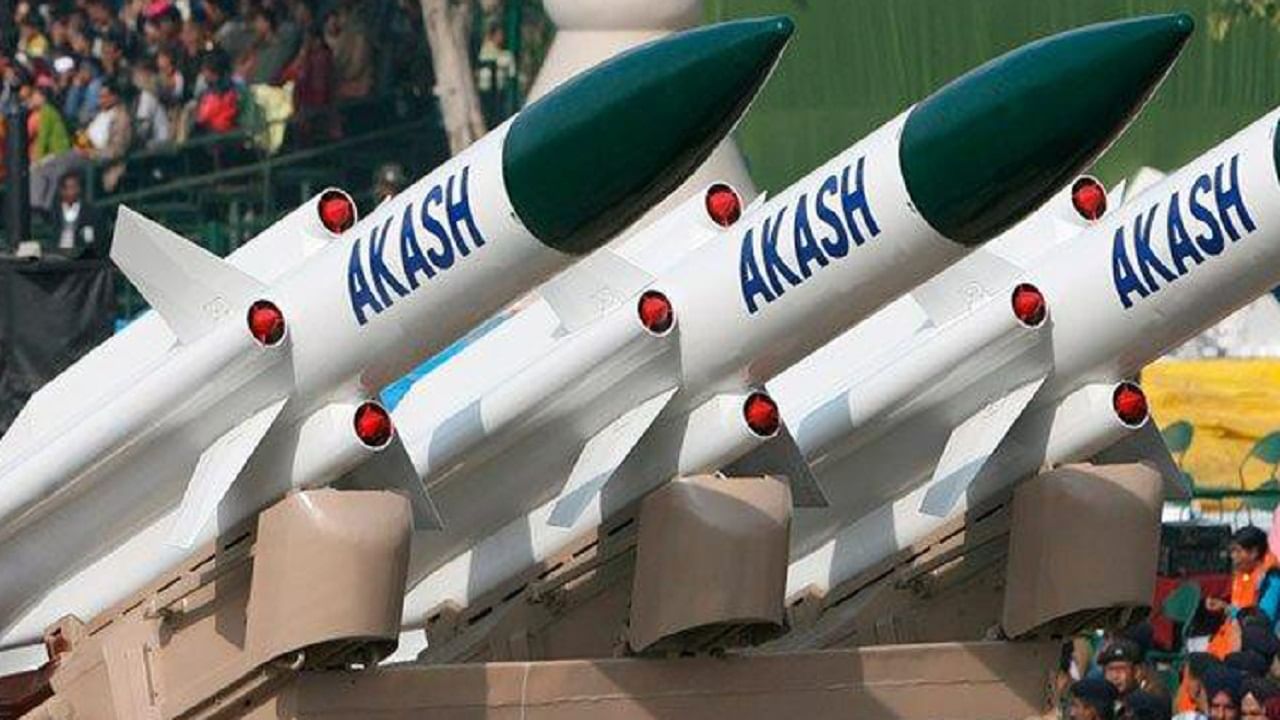 బ్రెజిల్ లో ఈ నెల 5 నుంచి బ్రిక్స్ శిఖరాగ్ర సమావేశం జరగనుంది. దానికి ప్రధాన మంత్రి నరేంద్ర మోదీ హాజరుకానున్నారు.  ఈ సందర్బంగా ఆకాశ్ డిఫెన్స్ వ్యవస్థ, గరుడ ఆర్జిలరీ తుపాకులు కొనుగోలు చేయడానికి ఆయనతో బ్రెజిల్ అధికారులు చర్చలు జరపనున్నారు. ఈ విషయాన్ని విదేశాంగ మంత్రిత్వ శాఖ కార్యదర్శి (తూర్పు) పి.కుమరన్ ఇటీవల విలేకరులకు తెలిపారు. 