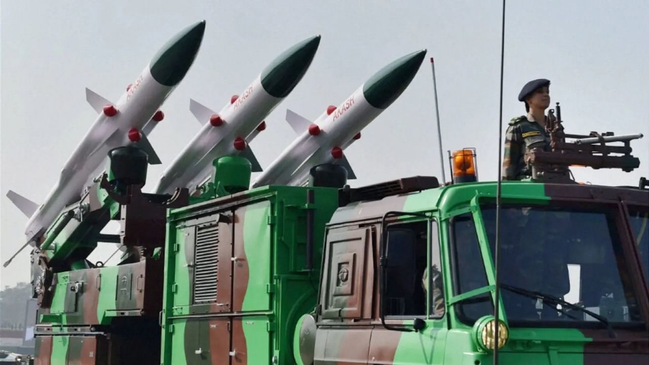 బ్రెజిల్ తో రక్షణ సహకారం, దాన్ని పెంపొందించుకోవడంపై చర్చలు జరుగుతాయి. ఉమ్మడి పరిశోధన, సాంకేతిక భాగస్వామ్యం, శిక్షణ మార్పిడి తదితర అంశాలను పరిశీలిస్తారు. మనతో కలిసి రక్షణ పరిశ్రమ జాయింట్ వెంచర్లు తయారు  చేయడానికి బ్రెజిల్ ముందుకు వచ్చే అవకాశం ఉంది. 