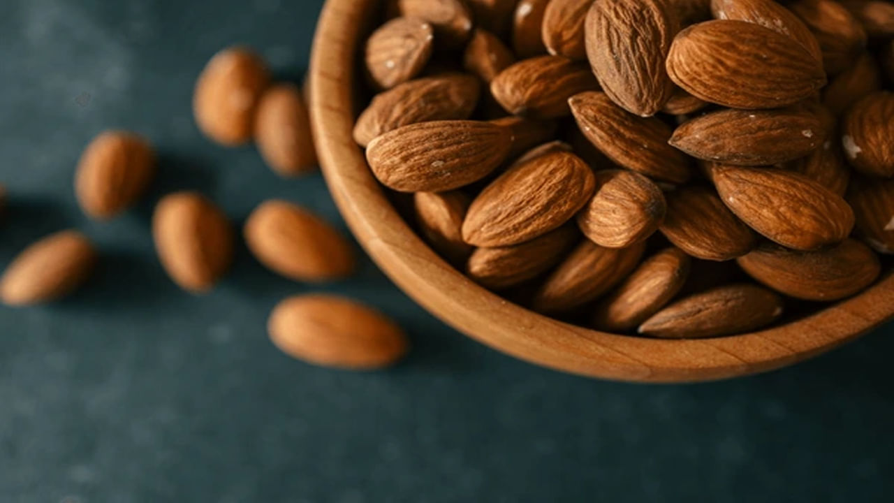 బాదం ఎక్కువగా తినడం వల్ల శరీరంలోని పోషకాలతో సమస్యలు వస్తాయి. ఎందుకంటే బాదంలోని అధిక ఫైబర్ శరీరంలోని ఇనుము, కాల్షియం, జింక్ వంటి ఇతర మూలకాలను ప్రభావితం చేస్తుంది. ఇది వివిధ సమస్యలను కలిగిస్తుంది. అవసరానికి మించి బాదం తినడం వల్ల గొంతు సమస్యలు వస్తాయి. నోరు దురద పెట్టవచ్చు. నాలుక, పెదవులపై కూడా సమస్యలు రావచ్చు. 