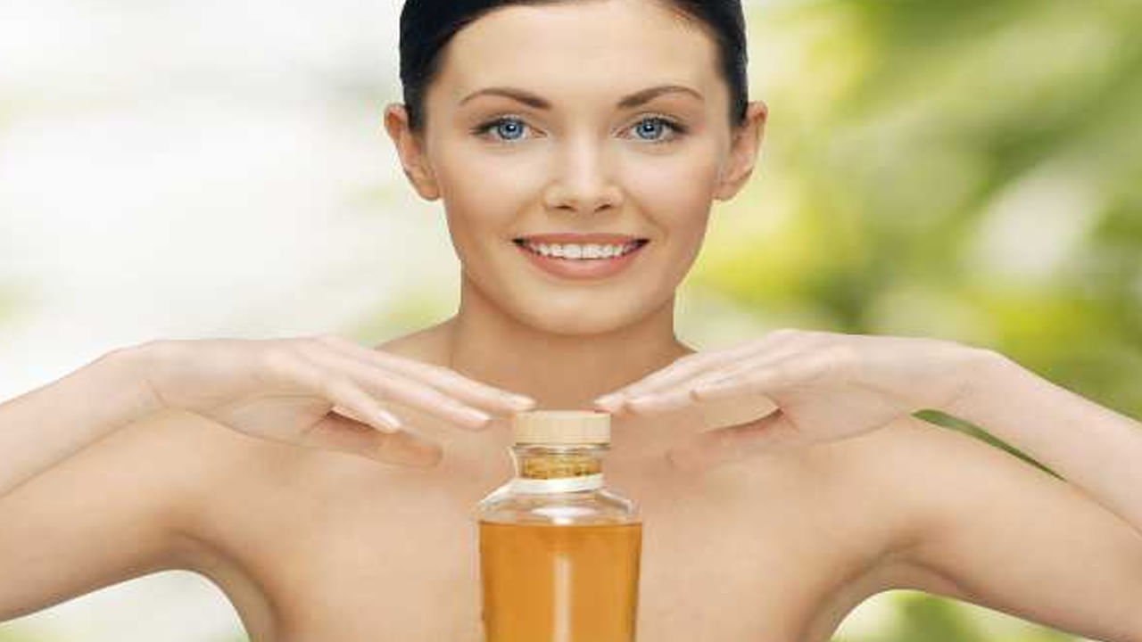 బాదం ఫేస్ ప్యాక్ ముఖానికి అప్లై చేయడం వల్ల చర్మం యవ్వనంగా, మెరిసిపోతూ కనిపించడానికి సహాయం చేస్తుంది. ఎండ వల్ల స్కిన్ పాడవకుండా బాదం ఆయిల్‌ కాపాడుతుంది. బాదం నూనెలో విటమిన్ ఈ పుష్కలంగా ఉంటుంది. ఇది స్కిన్ డామేజ్ కాకుండా కాపాడుతుంది. హానికర యూవీ కిరణాల నుంచి చర్మాన్ని రక్షిస్తుంది.