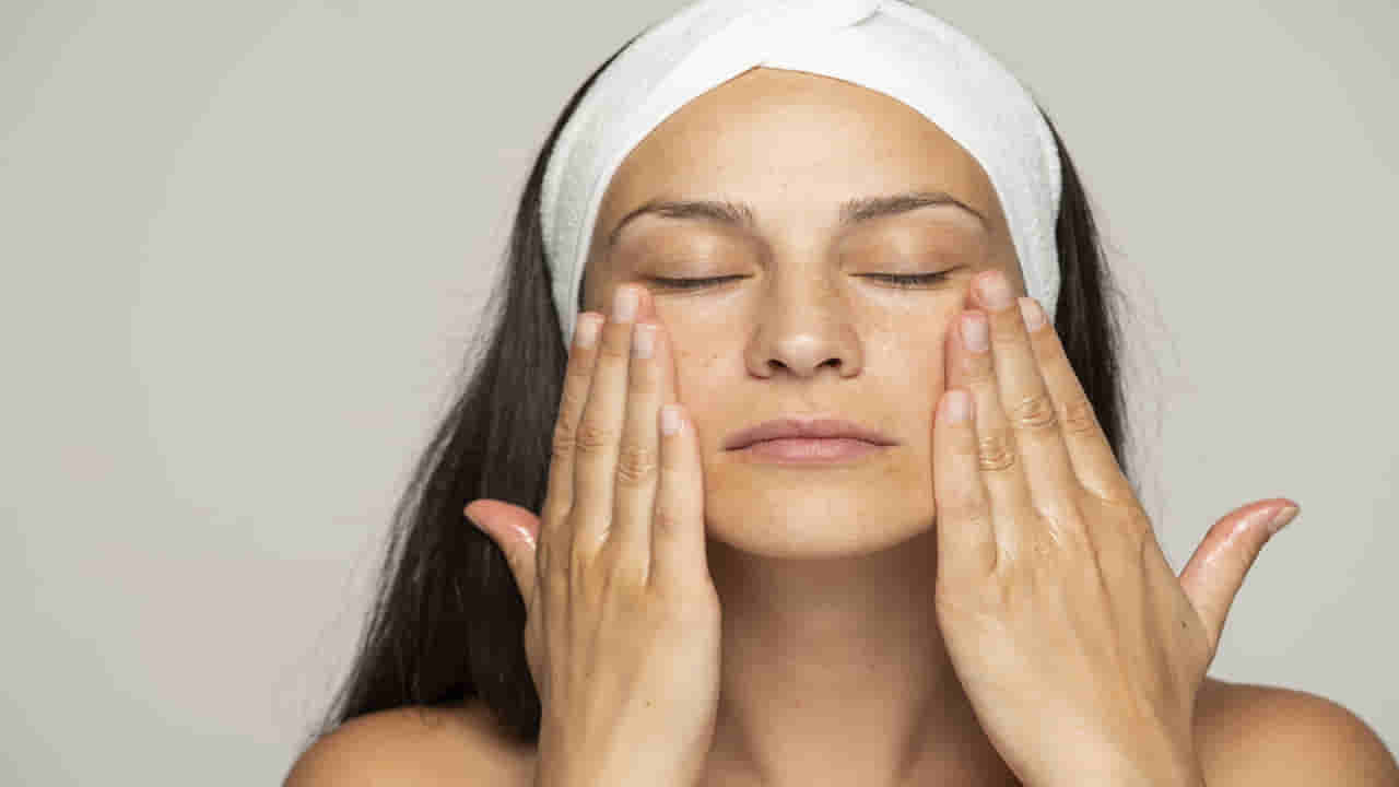 Almond Oil: ముఖానికి బాదం నూనె రాసుకుంటున్నారా..? జాగ్రత్త..!