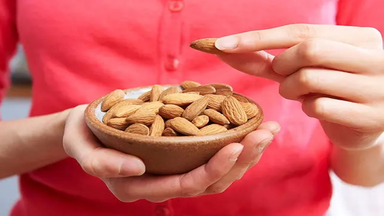 ప్రస్తుత రోజుల్లో చాలా మంది తరచుగా నానబెట్టిన బాదం పప్పును తినడానికి ముందు తొక్కను తొలగిస్తారు. అయితే బాదం తొక్కలో  పోషకాలు కూడా నిండి ఉంటాయి. బాదం తొక్కలో ఫైబర్, యాంటీఆక్సిడెంట్లు, ఫ్లేవనాయిడ్లు మొదలైనవి ఉంటాయి. ఇవి శరీరం నుండి ఫ్రీ రాడికల్స్‌ను తొలగించి గుండెను ఆరోగ్యంగా ఉంచుతాయి.